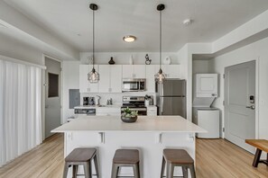Fridge, microwave, oven, stovetop - LCF - Downtown SLC - Penthouse - Queen + Daybed - Views - Gym/Hot Tub - Garage (Salt Lake City)