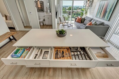 LCF - Downtown SLC - Penthouse - Queen + Daybed - Views - Gym/Hot Tub - Garage