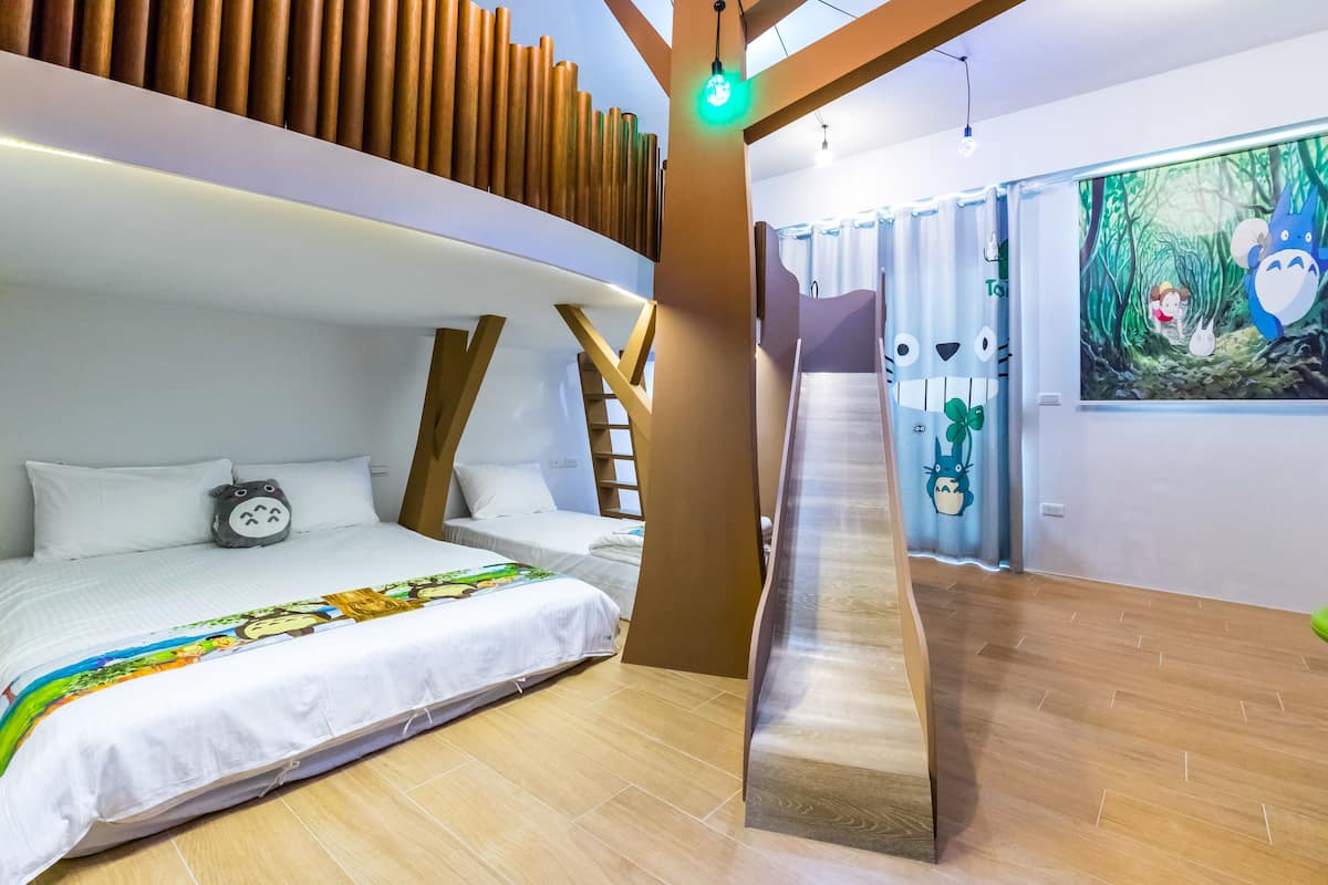 Superior Quadruple Room, Multiple Beds, Lanai, Courtyard View | Desk, free WiFi