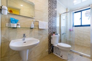 Shower, rainfall showerhead, free toiletries, hair dryer - Songfeng Qinzi Homestay (Wujie)
