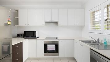 Frigorífic, microones, placa de cuina i rentaplats