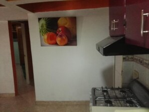 Fridge, oven, stovetop, cookware/dishes/utensils - Ney House (San Andrés)