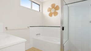 Bathtub, hair dryer, towels - Spacious Modern Walk to the Beach (Nelson Bay)