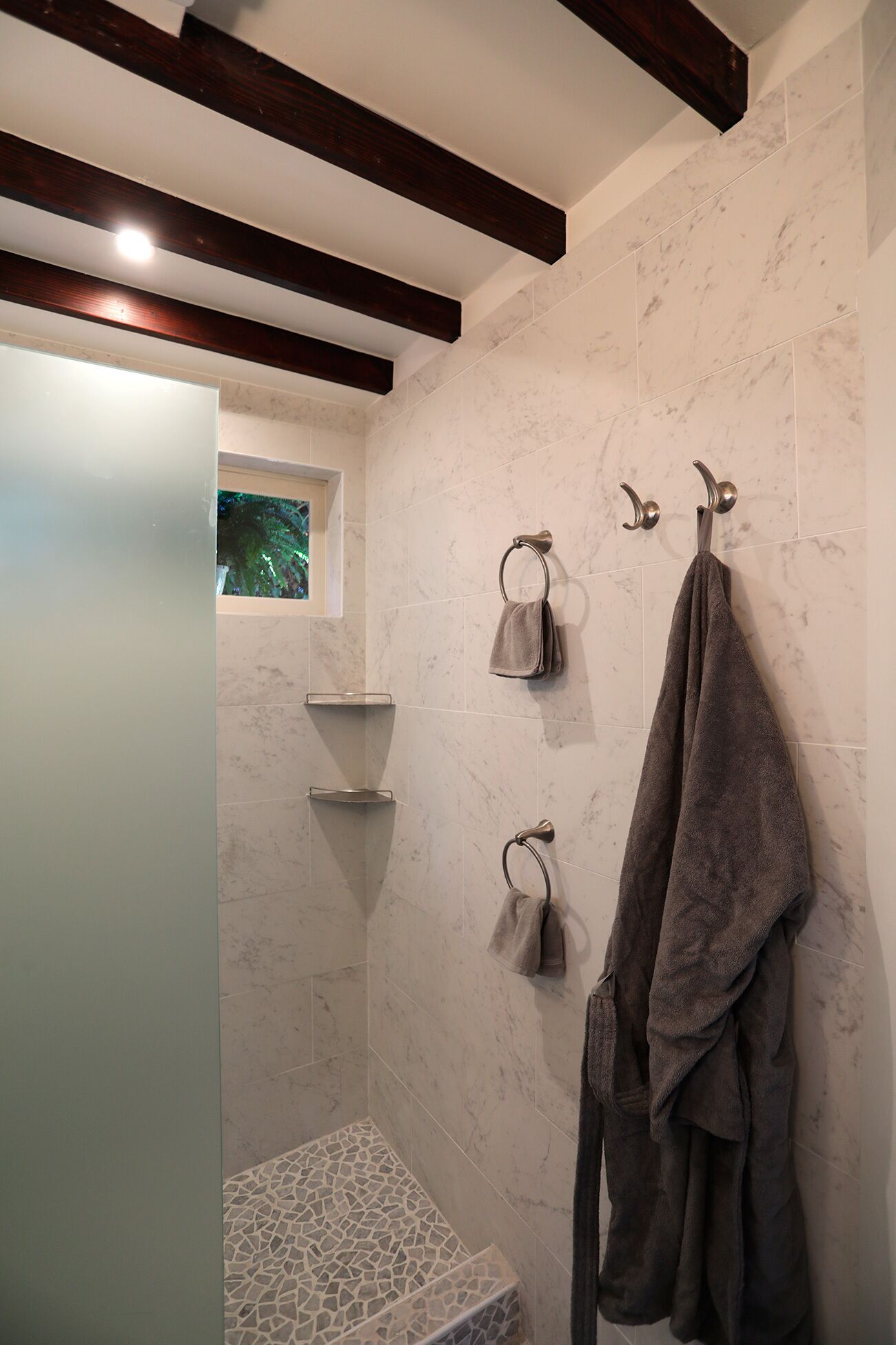 Douche, sèche-cheveux, serviettes fournies, savon