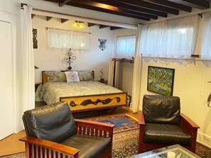 Planxa i posts de planxar, wifi gratuïta i roba de llit 