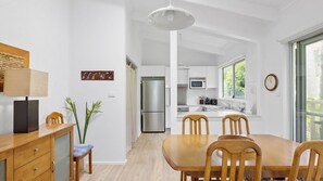 Dining - Hidden Oasis Pet Friendly In Anna Bay (Anna Bay)