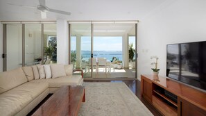 Smart TV - Aura 2 apartment with Spectacular Views (Shoal Bay)