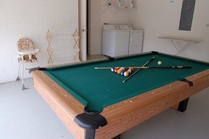 Games room
 - 4 Bed/3 Bathrooms with pool - 2 masters with ensuites - cable TV in all bedrooms (Davenport)