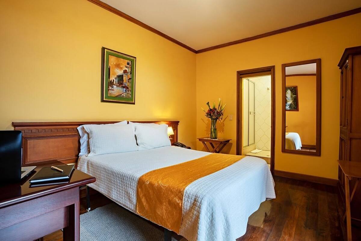 Premium bedding, desk, iron/ironing board, free WiFi