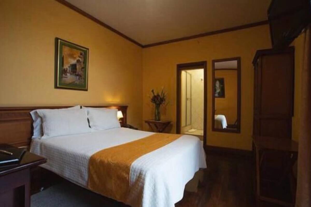 Premium bedding, desk, iron/ironing board, free WiFi