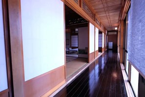 8 عدّة غرف نوم وواي فاي مجانًا وملاءات أسرّة