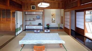 House, 8 Bedrooms | Living room | Flat-screen TV