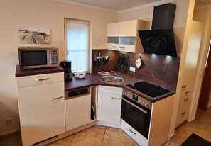 Kylskåp, mikrovågsugn, ugn och diskmaskin