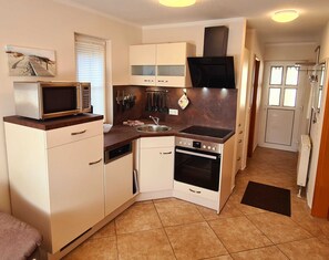 Jääkaappi, mikroaaltouuni, uuni, astianpesukone