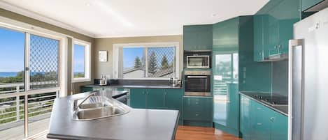 Fridge, oven, stovetop, coffee/tea maker