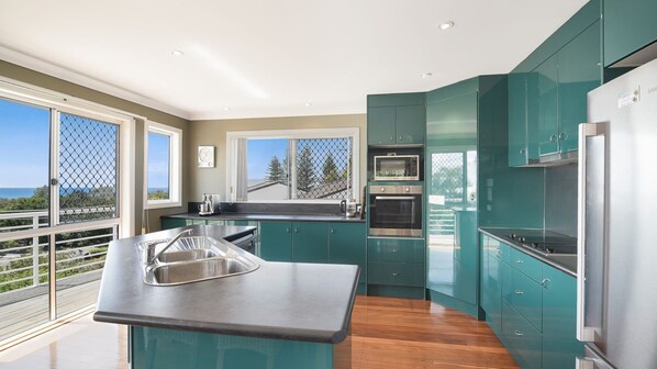 Fridge, oven, stovetop, coffee/tea maker