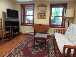 Fernseher, Bücher, Stereoanlage