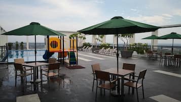 2 outdoor pools