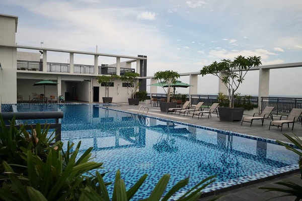 2 outdoor pools