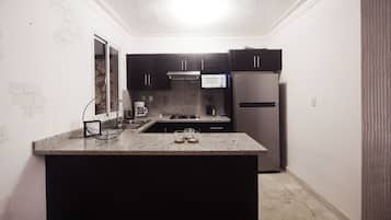 Frigorífico, microondas, placa de cocina y cafetera o tetera