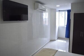 Deluxe Room, 1 Double Bed | Blackout drapes, iron/ironing board, free WiFi, bed sheets - Hotel Isla Mayor (Bucaramanga)