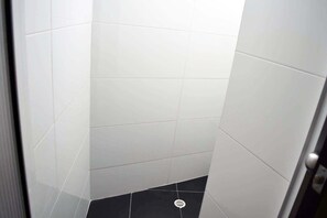 Shower, towels - Hotel Isla Mayor (Bucaramanga)