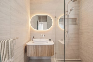 Douche, sèche-cheveux, serviettes fournies, savon