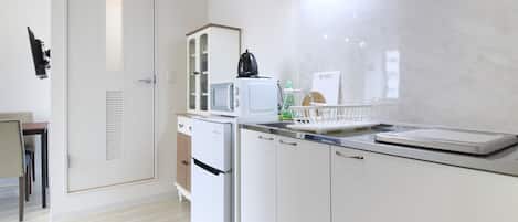 Appartement | Coin cuisine privé | Réfrigérateur, micro-ondes, plaque de cuisson, bouilloire électrique