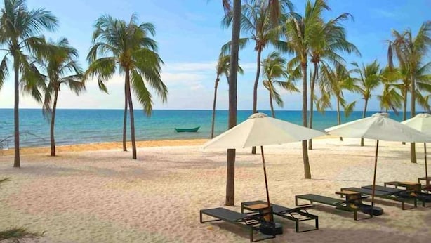 On the beach, white sand, sun-loungers, beach umbrellas - Lucky House (Phu Quoc)