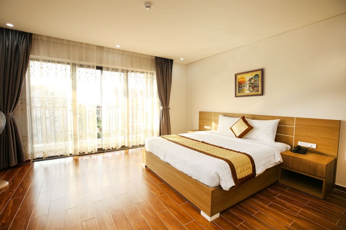 Studio, 1 King Bed | In-room safe, desk, WiFi (free)