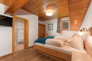 1 غرفة نوم وخزنة داخل الغرفة وواي فاي وملاءات أسرّة