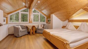 3 bedrooms, in-room safe, WiFi, bed sheets