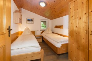 3 makuuhuonetta, tallelokero huoneessa, Wi-Fi, vuodevaatteet