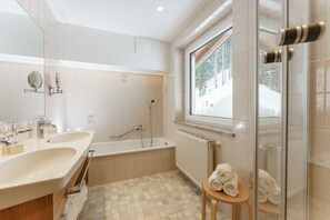 Dusj, hårføner, håndklær og toalettpapir