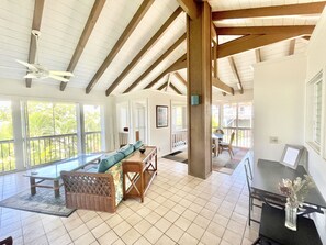 Een smart-tv en boeken