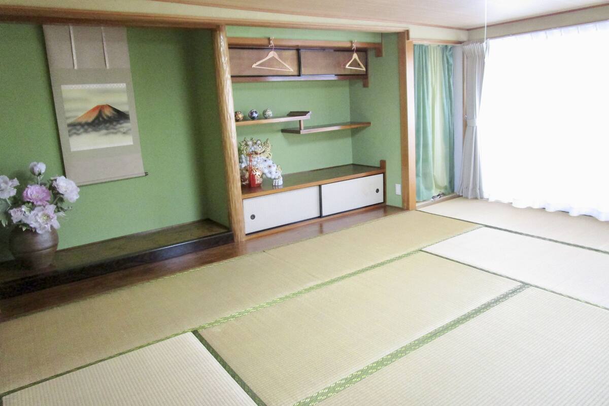 Huone (B) | Kannettavalle tietokoneelle sopiva työtila, pimennysverhot