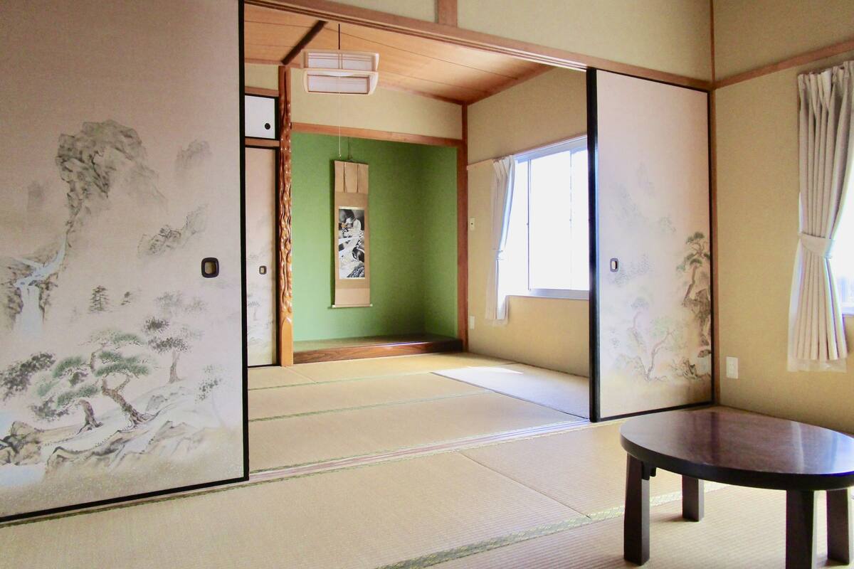 Perushuone (A) | Kannettavalle tietokoneelle sopiva työtila, pimennysverhot