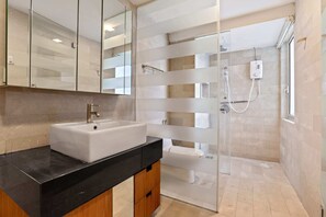 City Apartment | Bathroom | Shower, hair dryer, bidet, towels - MyHabitat by Plush (Kuala Lumpur)