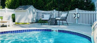 Moderne viktoriansk hus med vakkert basseng i hjertet av Ogunquit