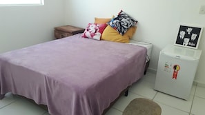 Tabla de planchar con plancha, wifi gratis y ropa de cama