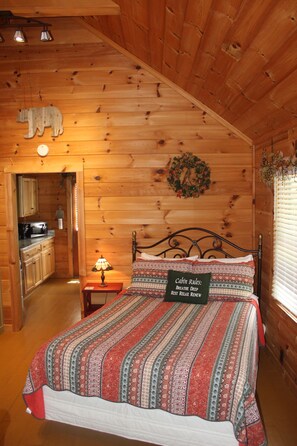 1 bedroom, iron/ironing board, WiFi, bed sheets - Quiet & Quaint Cabin, 1 BR/1 BA, Front Porch, Pet (2 Max) (50lb) Friendly (Pigeon Forge)