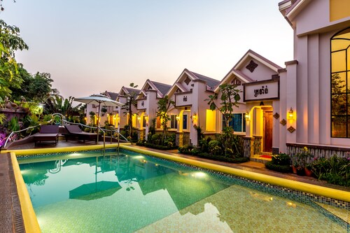 Apartment B with Swimming Pool - Champa Flower