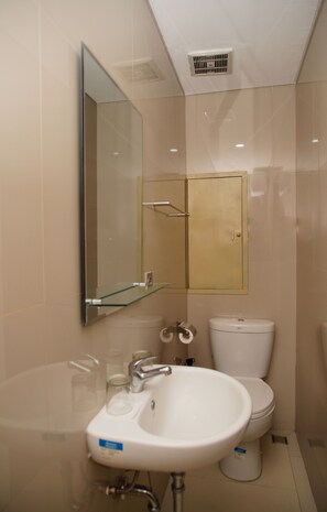 Shower, towels - Hotel Residence T63 (Jakarta)