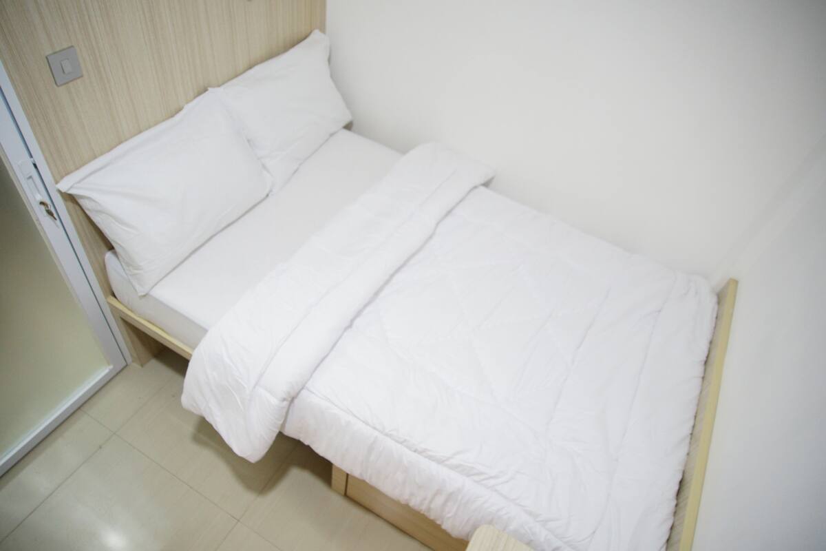 1 bedroom, desk