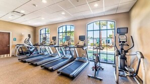 Un centre de remise en forme équipé de tapis de course, d’appareils elliptiques et de vélos d’exercice.