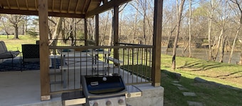 Tranquil Riverside Retreat: 10 Minutes from Downtown Huntsville