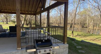Tranquil Riverside Retreat: 10 Minutes from Downtown Huntsville