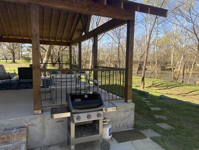 Tranquil Riverside Retreat: 10 Minutes from Downtown Huntsville