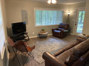 Smart-TV, DVD-Player, Bücher, Videothek