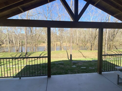 Tranquil Riverside Retreat: 10 Minutes from Downtown Huntsville